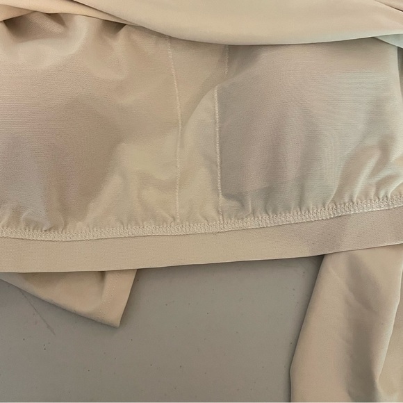 Old Navy Active cream XL crop top w/scoop neck & long sleeves built in bra - Picture 6 of 8